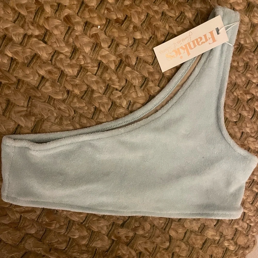 FRANKIES BIKINIS ❤️‍🔥 TERRY CLOTH BARB ONE SHOULDER BIKINI TOP NWT SIZE MEDIUM